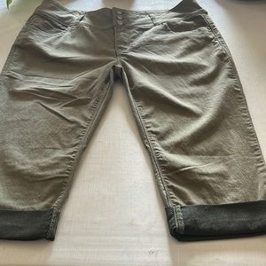 Bottoms Up, skinny Capri jean. Size 14, olive green.